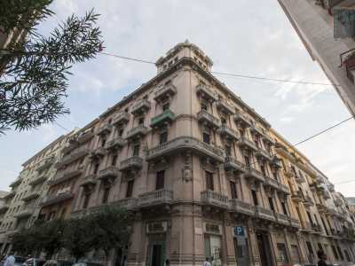 La viuzza termina su corso Sonnino con un�abitazione monumentale: l�imponente Capasso-Fasano, che dal 1926 impera su tutte le altre residenze con i suoi quattro piani e i balconi a balaustra, sorretti da fini sostegni disposti su altrettanti quattro sezioni simmetricamente e in ordine